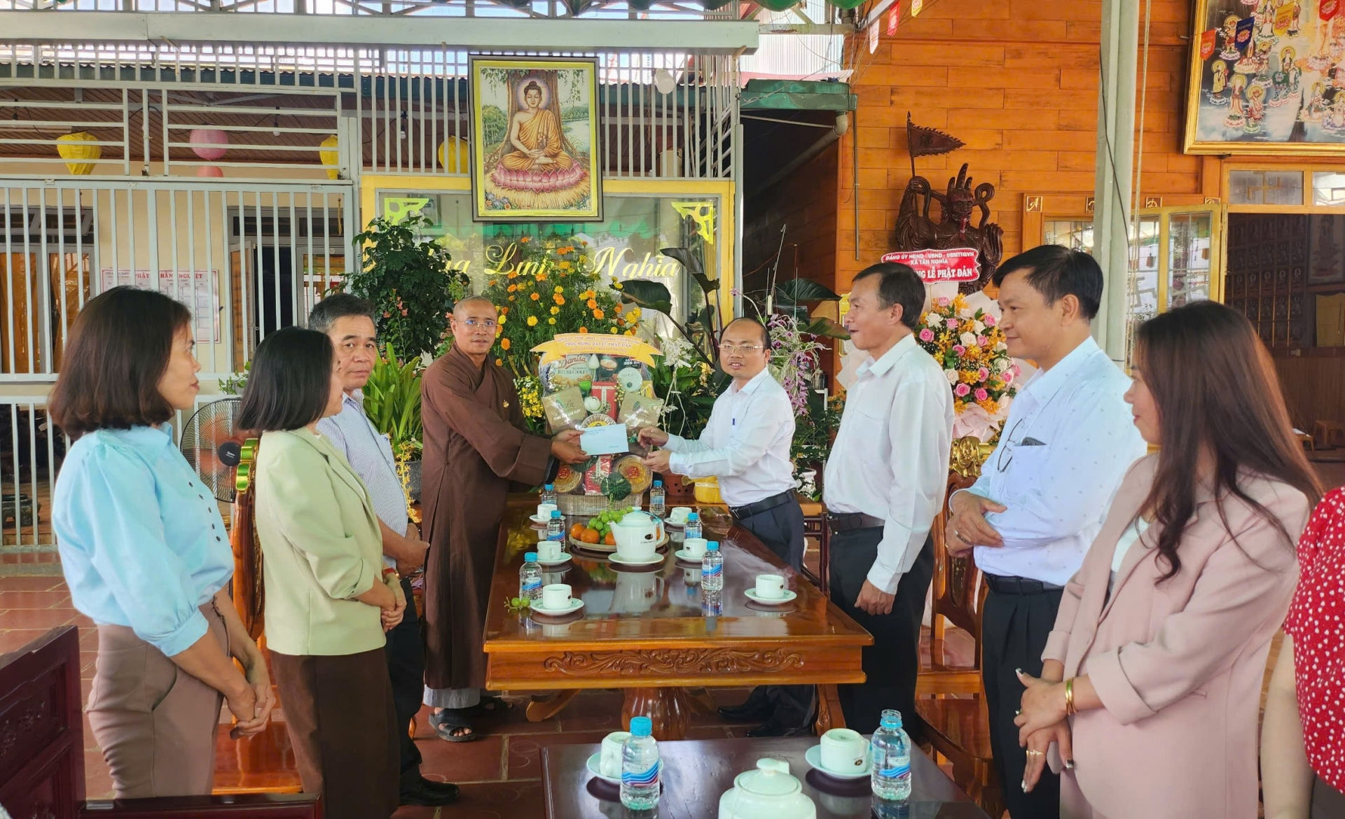 Chủ tịch UBND huyện Di Linh Trần Đức Công thăm, chúc mừng các cơ sở Phật giáo tại xã Tân Nghĩa