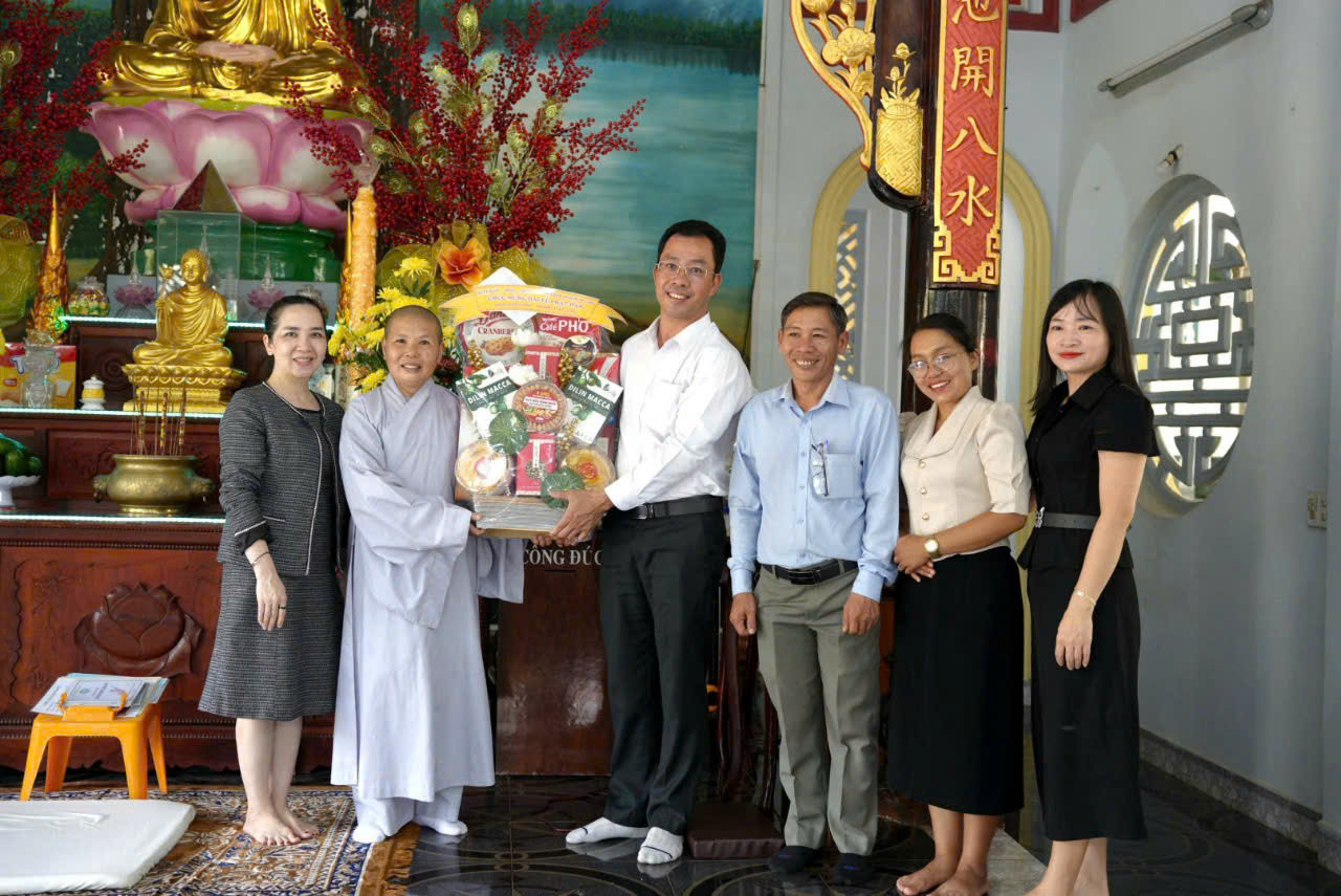 Đồng chí Hồ Sỹ Huy - Chủ tịch Ủy ban MTTQ Việt Nam huyện Di Linh cùng đoàn công tác thăm, chúc mừng các cơ sở Phật giáo