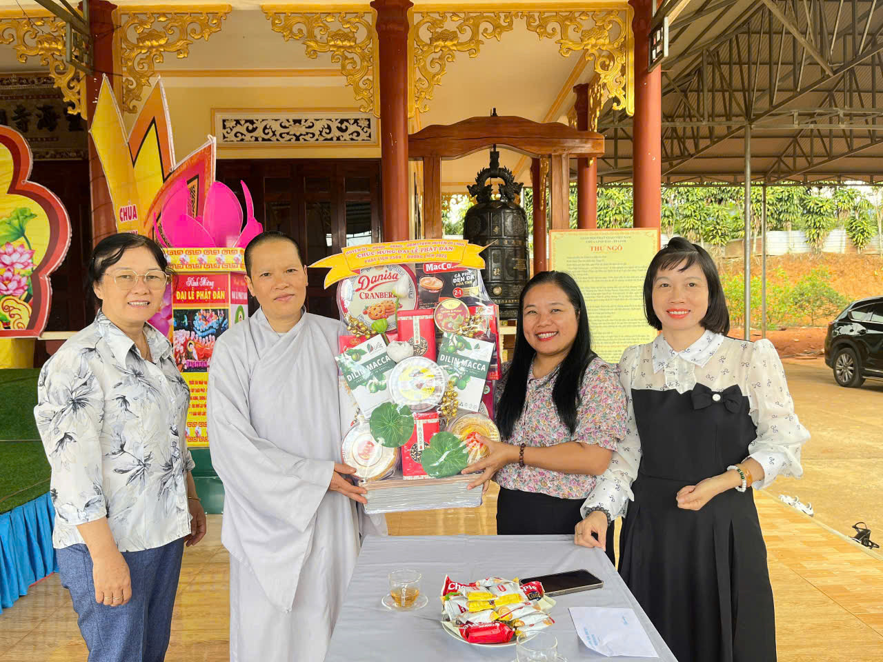 Đồng chí Lâm Thị Phước Linh - Phó Chủ tịch HĐND huyện Di Linh thăm, chúc mừng các cơ sở Phật giáo