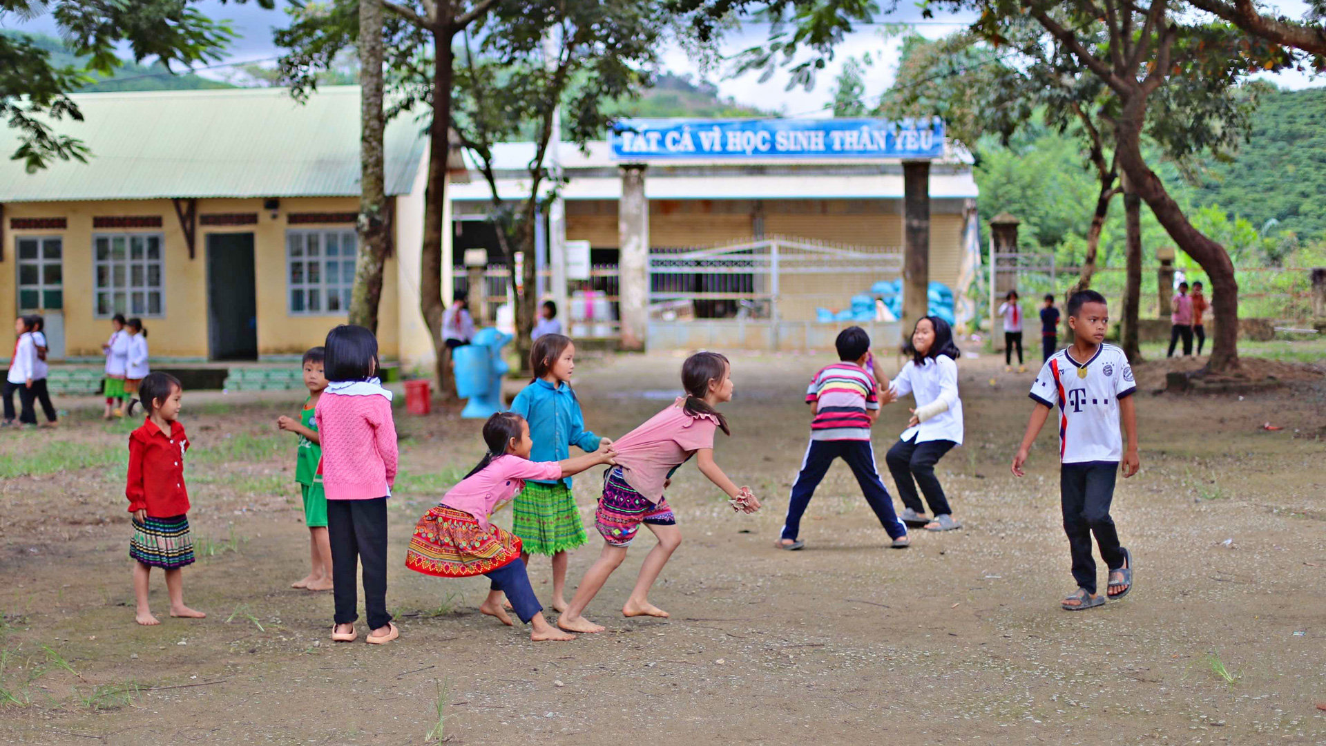 Học sinh tiểu học vui chơi tại khu vực sắp xếp, ổn định dân DCTD Đạ M’Pô, xã Liêng Srônh