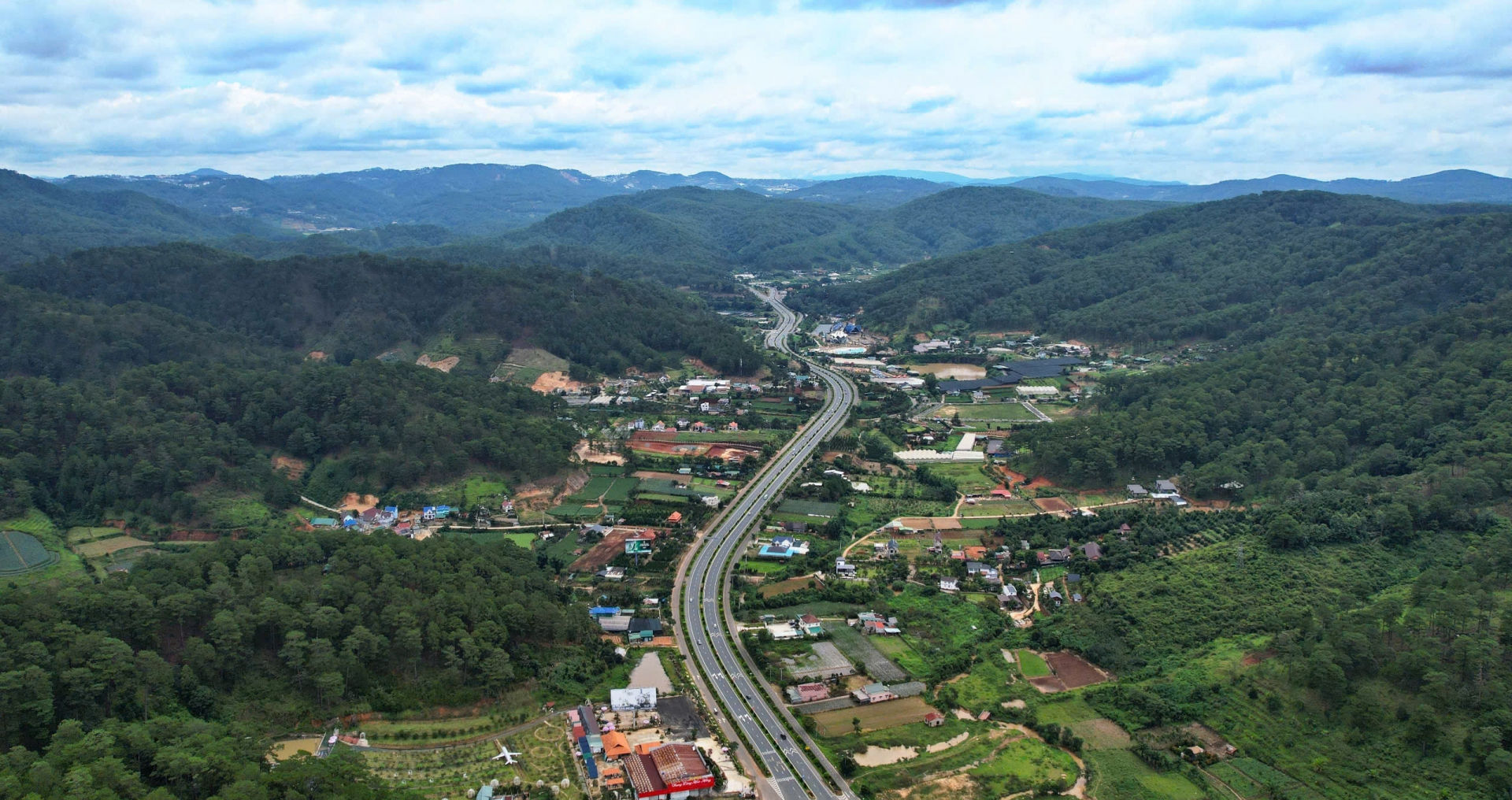 Một đoạn tuyến cao tốc Liên Khương - Prenn kết nối sân bay Liên Khương lên TP Đà Lạt, tỉnh Lâm Đồng