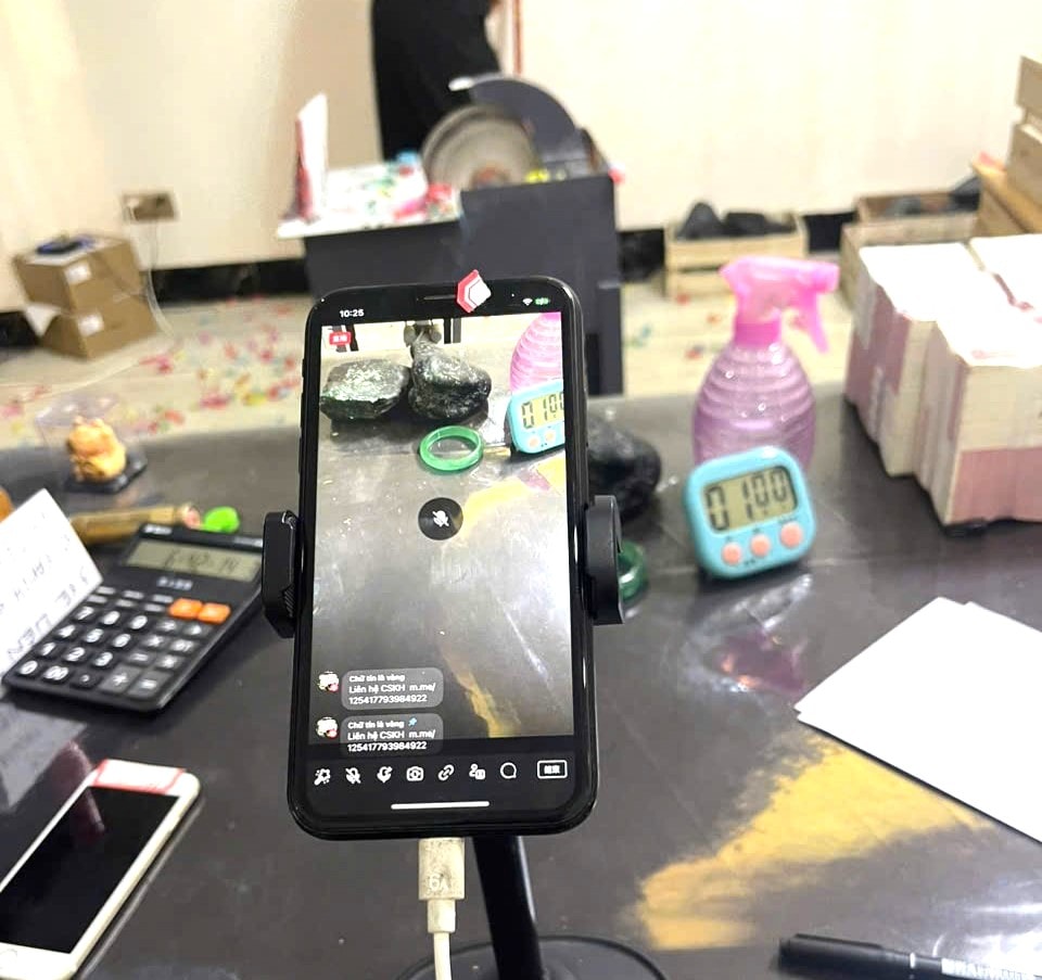 Điện thoại các đối tượng dùng để livestream cắt đá tìm ngọc.