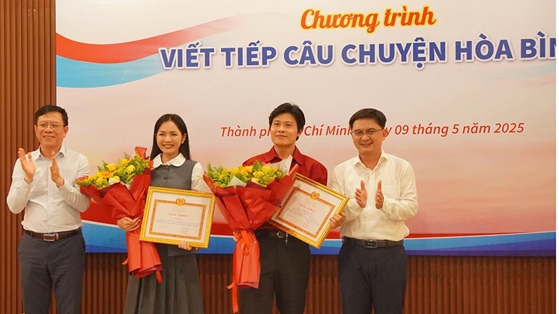 Nhạc sĩ Nguyễn Văn Chung và ca sĩ Duyên Quỳnh nhận Giấy khen của Ban Tuyên giáo và Dân vận Thành ủy Thành phố Hồ Chí Minh. (Ảnh: HT)
