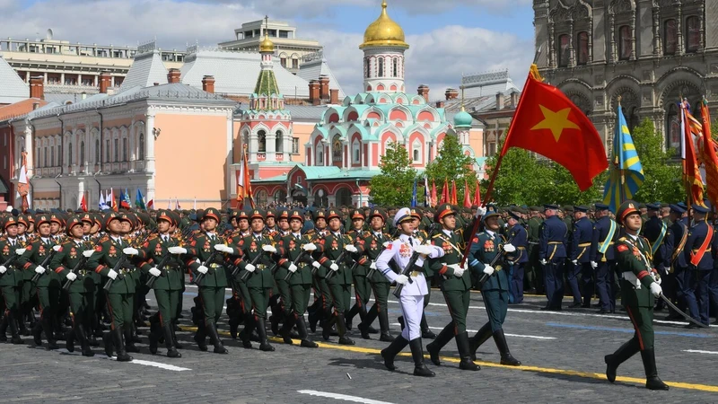 Đoàn Quân đội nhân dân Việt Nam tiến qua lễ đài duyệt binh Ngày Chiến thắng. (Ảnh: RIA Novosti)