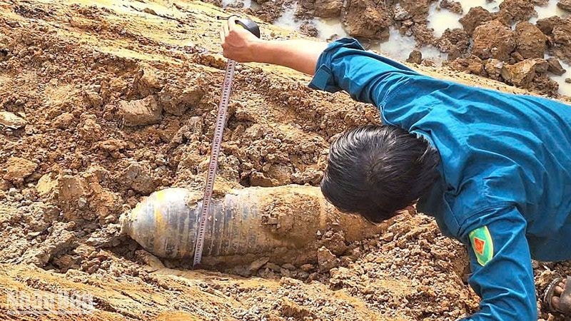 Người dân phát hiện vật thể nghi quả bom khi đào hồ chứa nước tại Tổ dân phố 7, thị trấn Phước Cát, huyện Đạ Huoai, tỉnh Lâm Đồng.