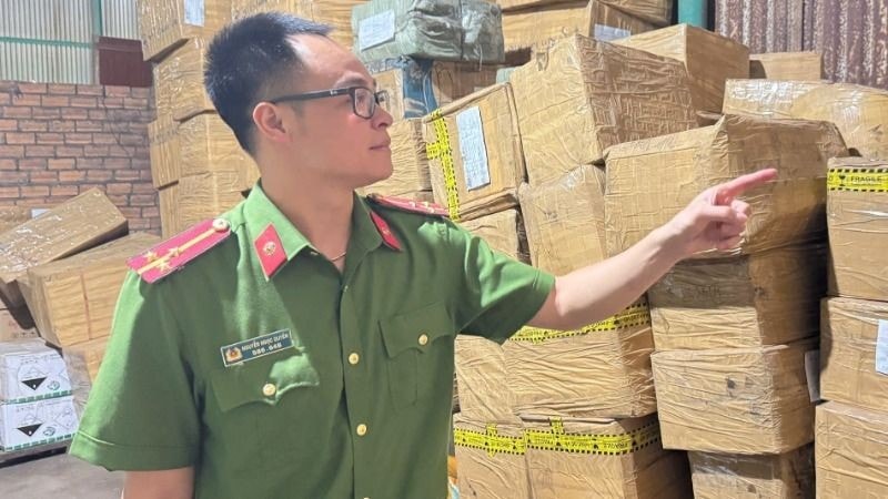 Lực lượng Công an thu giữ 293 thùng hàng hóa chứa đựng thuốc dùng làm chín và bảo quản trái sầu riêng tại nhà các đối tượng. (Ảnh: SỸ ĐỨC)