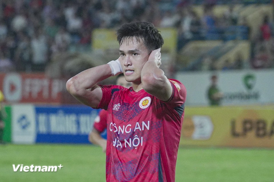 Sự tiếc nuối của trung vệ Bùi Hoàng Việt Anh khi không thể ghi bàn cho đội chủ nhà. Chung cuộc, Công an Hà Nội chấp nhận chia điểm 0-0 trước đội khách Hà Tĩnh ngay trên sân nhà Hàng Đẫy. (Ảnh: Việt Anh/Vietnam+)