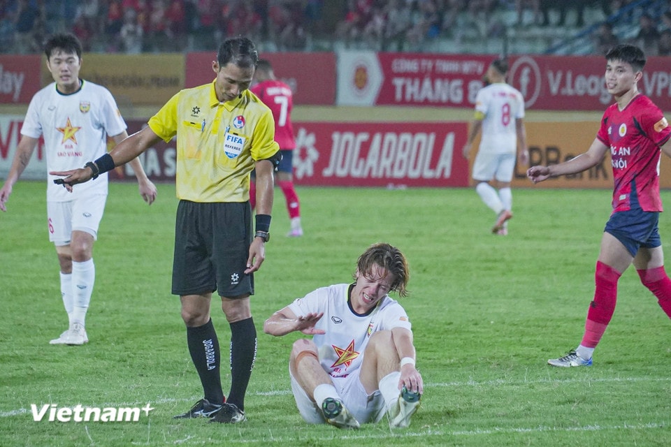 Cầu thủ Việt kiều Victor Lê gặp chấn thương và không thể tiếp tục thi đấu. (Ảnh: Việt Anh/Vietnam+)