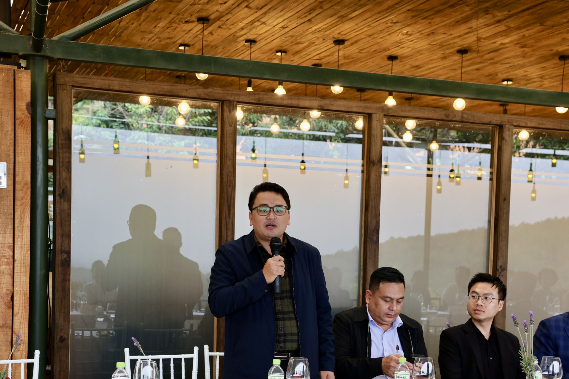 Ông Lê Nhật Linh - Phó Tổng Giám đốc KDL Lan Anh Đà Lạt, chia sẻ hoạt động liên kết với các doanh nghiệp trong KDLQG Hồ Tuyền Lâm