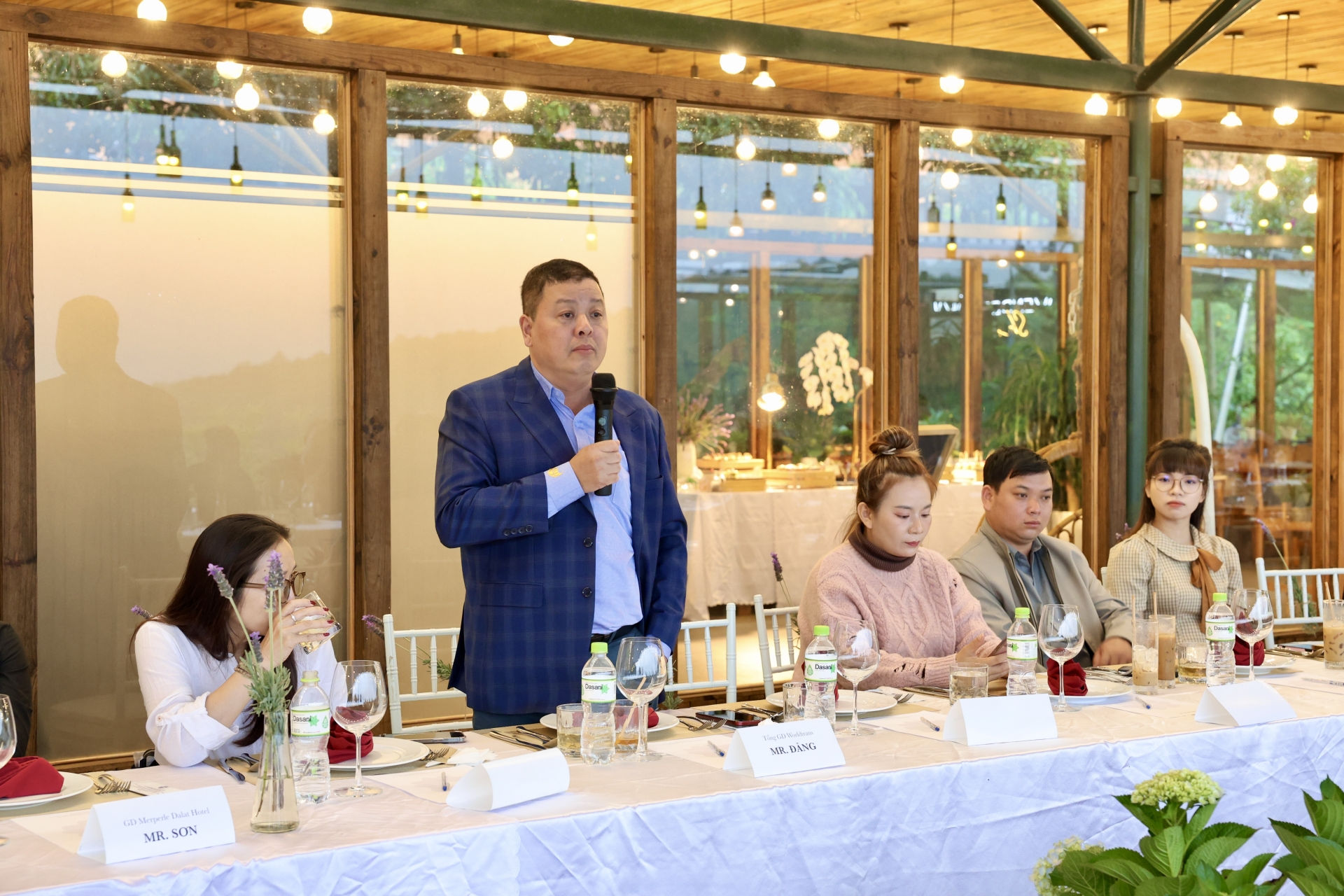 Ông Đoàn Hải Đăng - Tổng Giám đốc Worldtrans, chia sẻ kinh nghiệm hoạt động du lịch với các doanh nghiệp Lâm Đồng