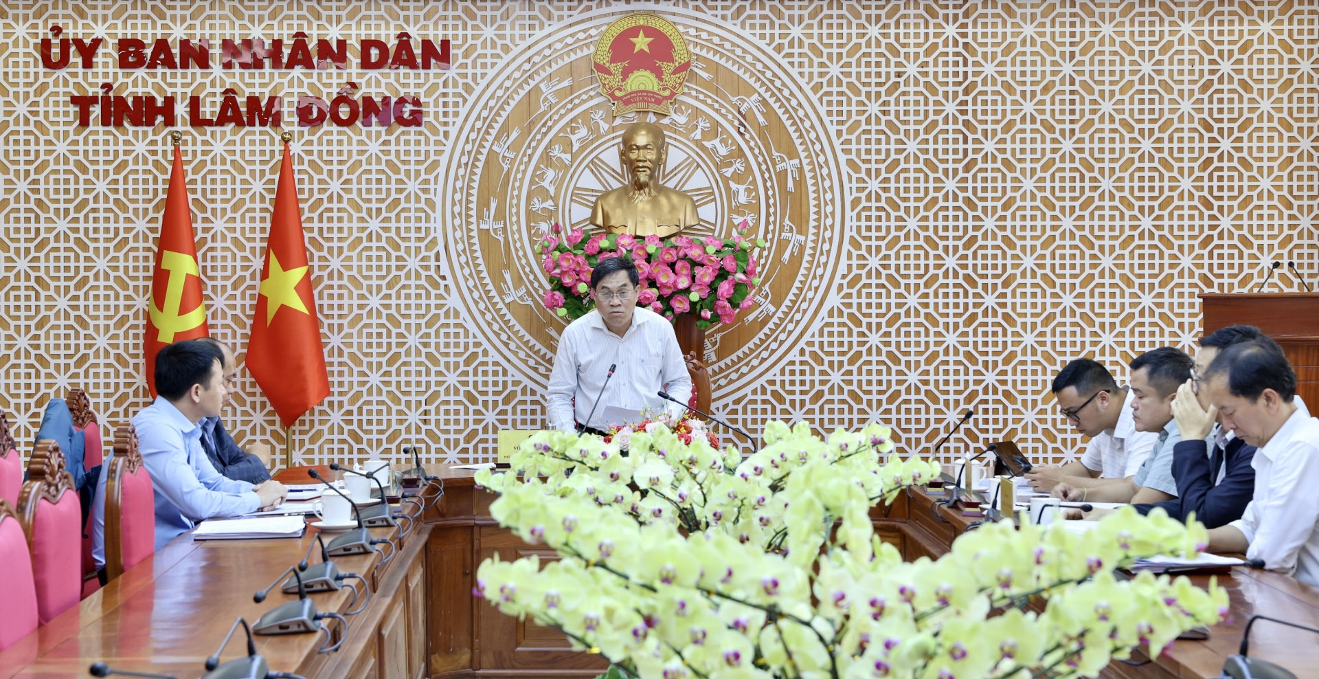 Phó Chủ tịch UBND tỉnh Lâm Đồng Võ Ngọc Hiệp tham dự Phiên họp lần thứ 17 cùng lãnh đạo các sở ngành và nhà đầu tư tại điểm cầu tỉnh Lâm Đồng