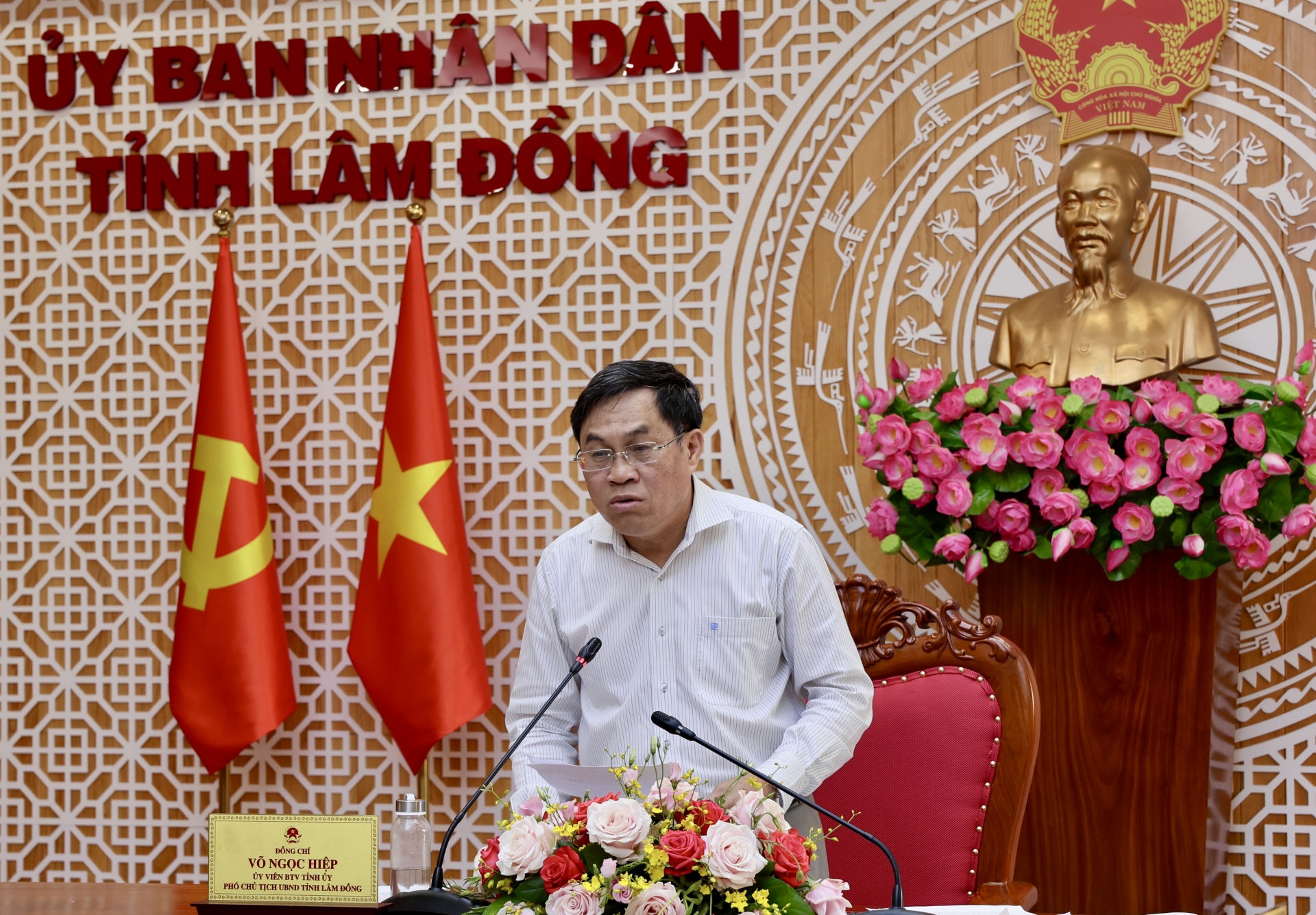 Phó Chủ tịch UBND tỉnh Lâm Đồng Võ Ngọc Hiệp báo cáo, giải trình các nội dung liên quan đến các dự án cao tốc trên địa bàn tỉnh Lâm Đồng qua cầu truyền hình
