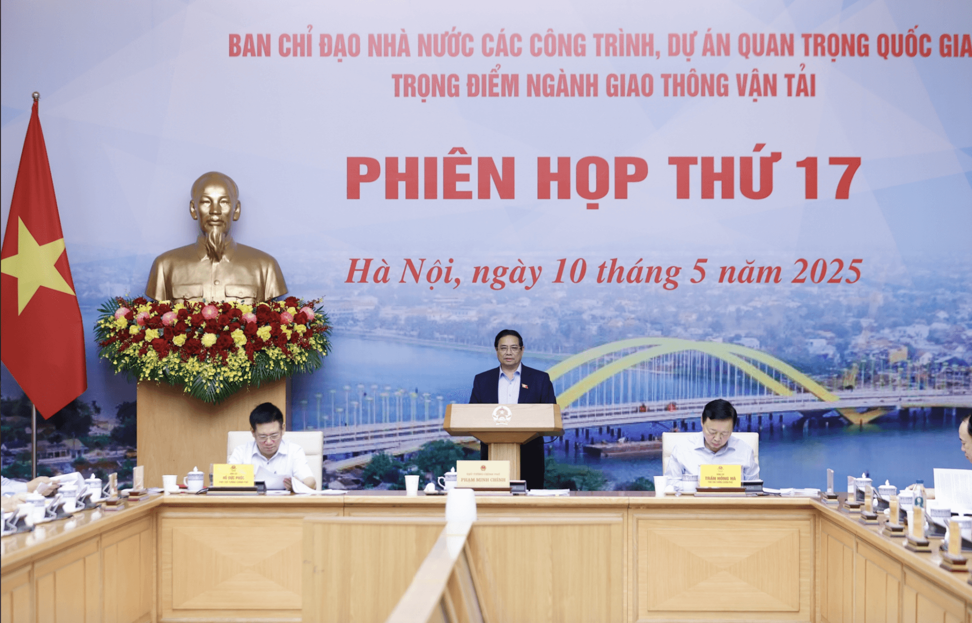 Thủ tướng Chính phủ Phạm Minh Chính điều hành Phiên họp lần thứ 17 của Ban Chỉ đạo cùng 2 Phó Thủ tướng Chính phủ Trần Hồng Hà và Hồ Đức Phóc - Ảnh chinhphu.vn
