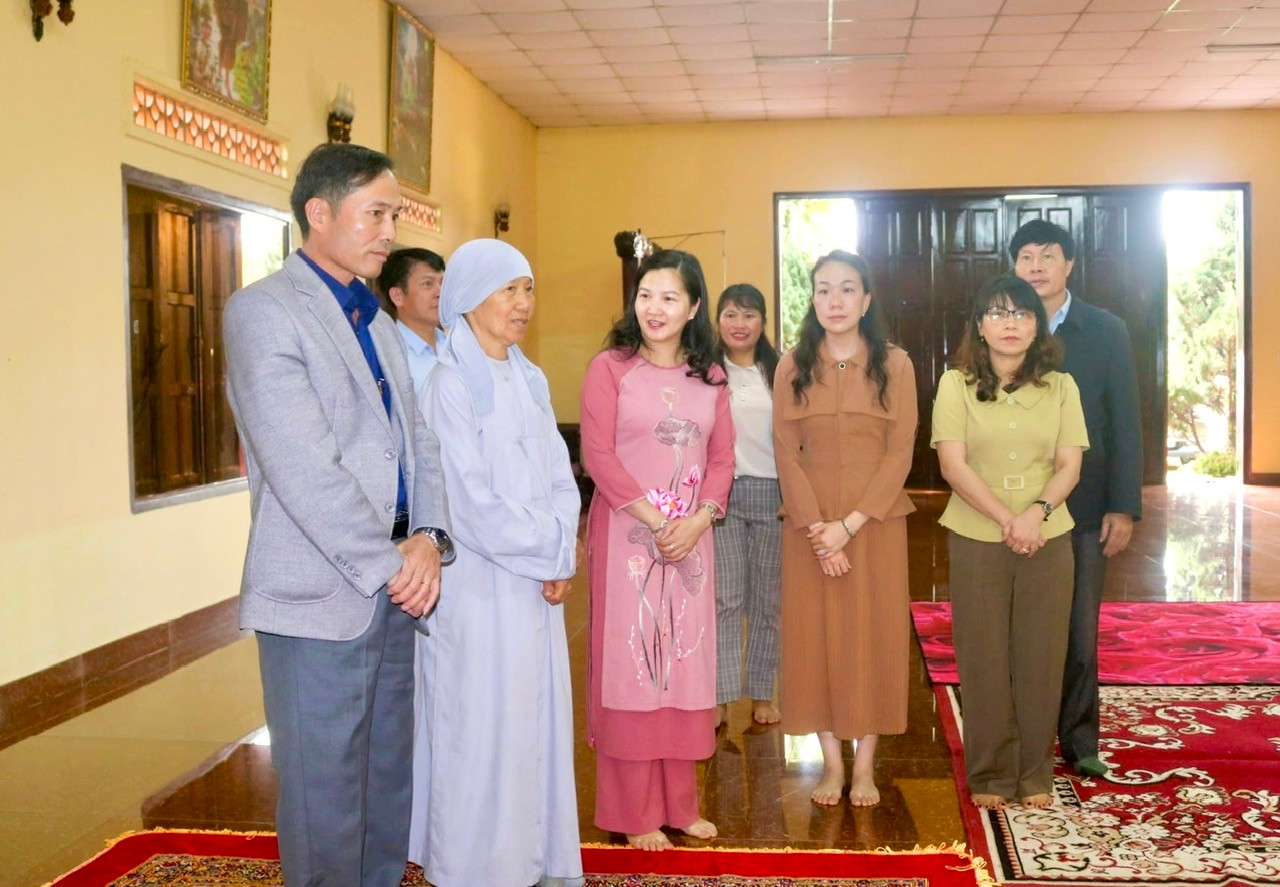 Bí thư Huyện ủy Lạc Dương Trần Thị Chúc Quỳnh thăm hỏi 