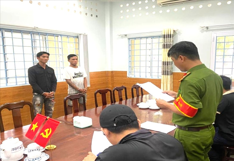 Cơ quan Cảnh sát điều tra Công an tỉnh Kiên Giang tống đạt quyết định và lệnh đối với Nguyễn Chí Tâm, Trần Vũ Luân (từ trái qua phải). 
