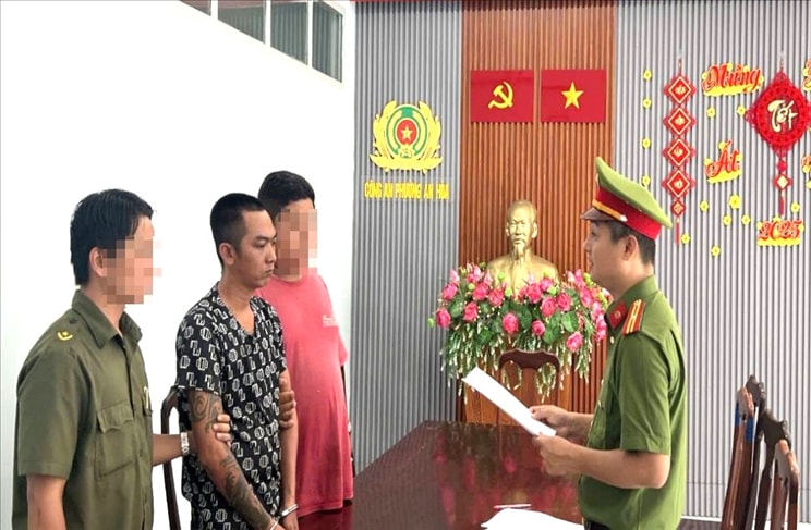 Cơ quan Cảnh sát điều tra Công an tỉnh Kiên Giang tống đạt quyết định và lệnh đối với Nguyễn Vũ Bằng.