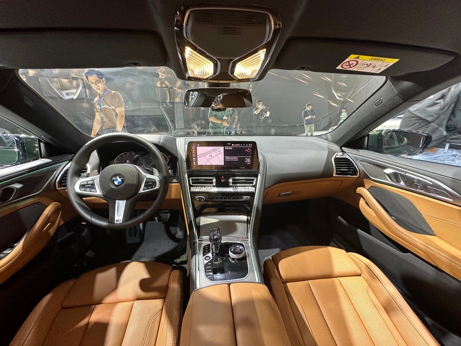 Không gian nội thất đẳng cấp với ghế da Merino và hệ thống âm thanh Bowers & Wilkins 1400 watt. Ảnh: S.T bmw.jpg