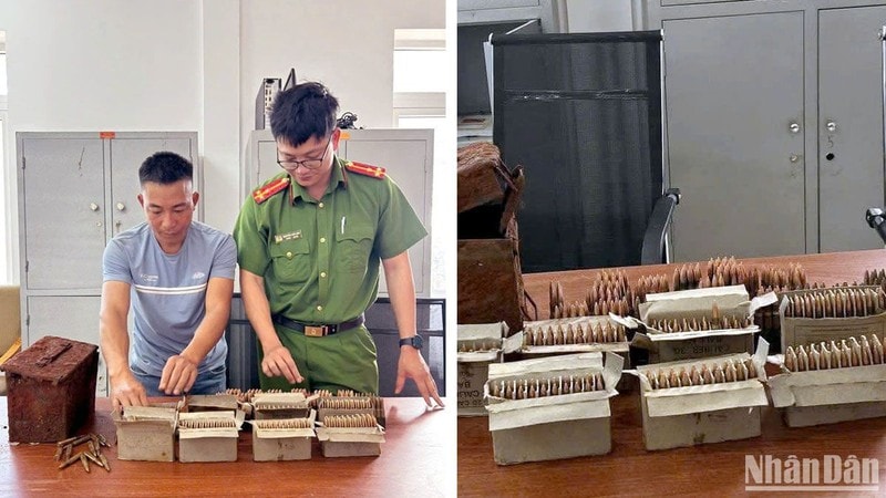 Cơ quan công an thực hiện thủ tục tiếp nhận số hiện vật người dân giao nộp.