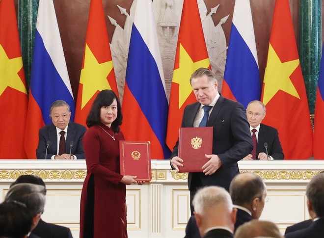 Tổng Bí thư Tô Lâm và Tổng thống Vladimir Putin chứng kiến trao Bản ghi nhớ hợp tác giữa Bộ Y tế Việt Nam và Bộ Y tế Nga về hợp tác y sinh. (Ảnh: Thống Nhất/TTXVN) vna-potal-tong-bi-thu-to-lam1.jpg