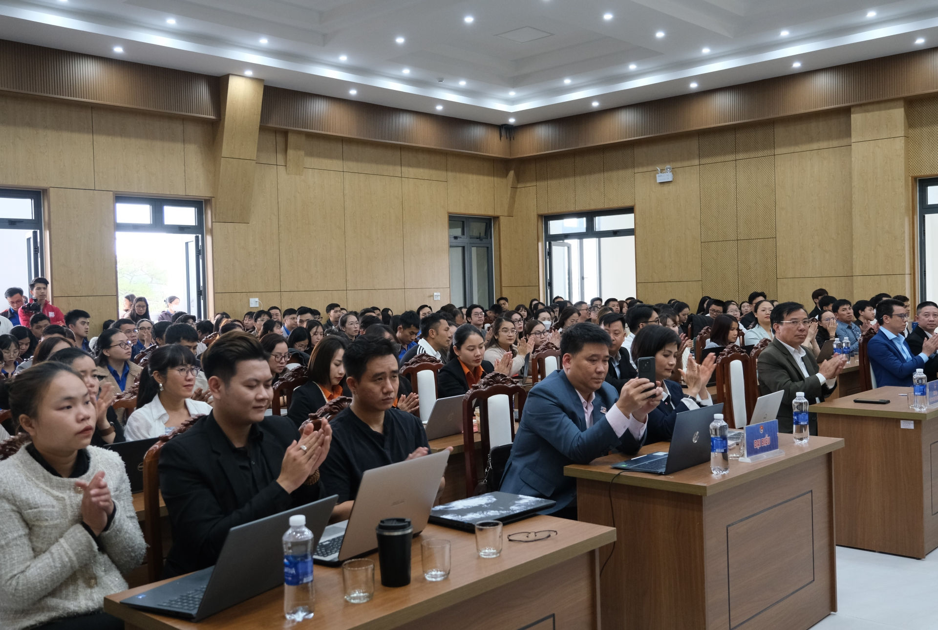 Các đại biểu cùng đông đảo đoàn viên, thanh niên tham gia chương trình