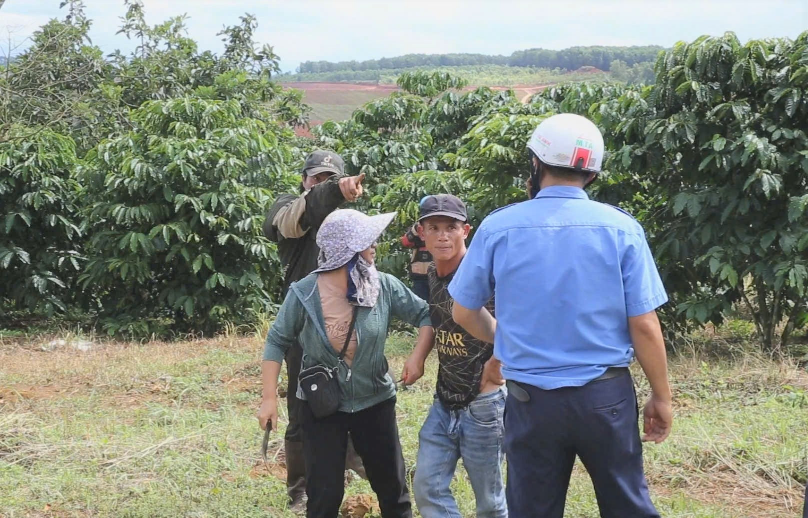 Phan Trọng Cường (người rõ mặt) bị khởi tố về tội Gây rối trật tự công cộng