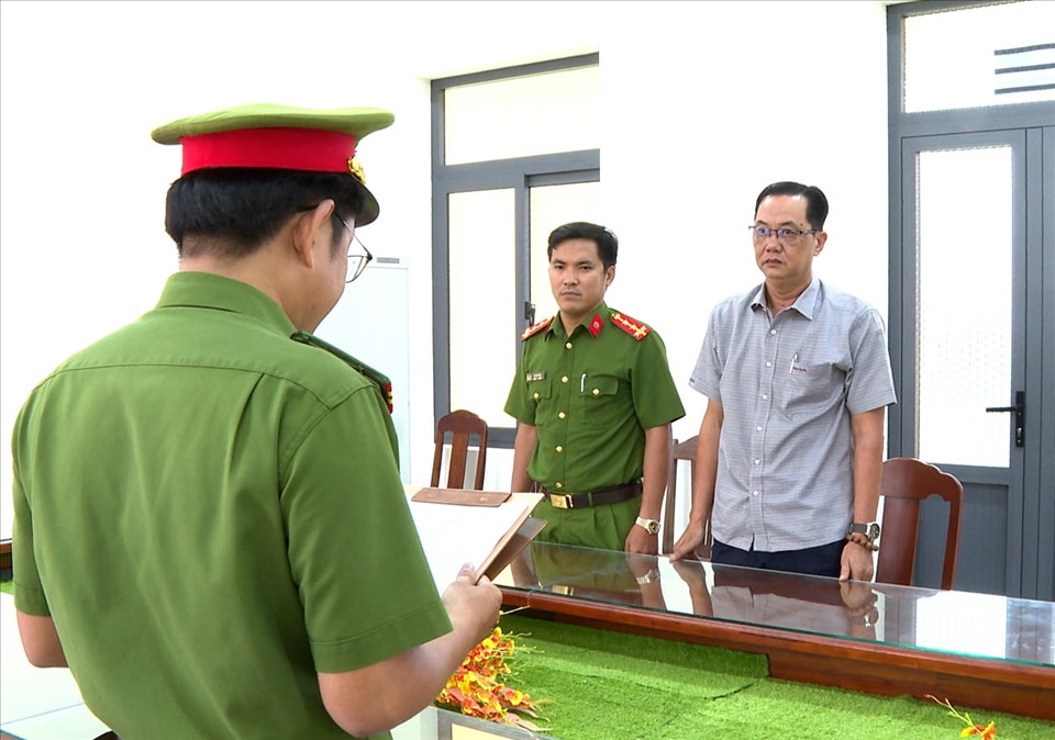 Cơ quan Cảnh sát điều tra Công an tỉnh Bạc Liêu tống đạt các quyết định và lệnh đối với Nguyễn Minh Hải Dương.