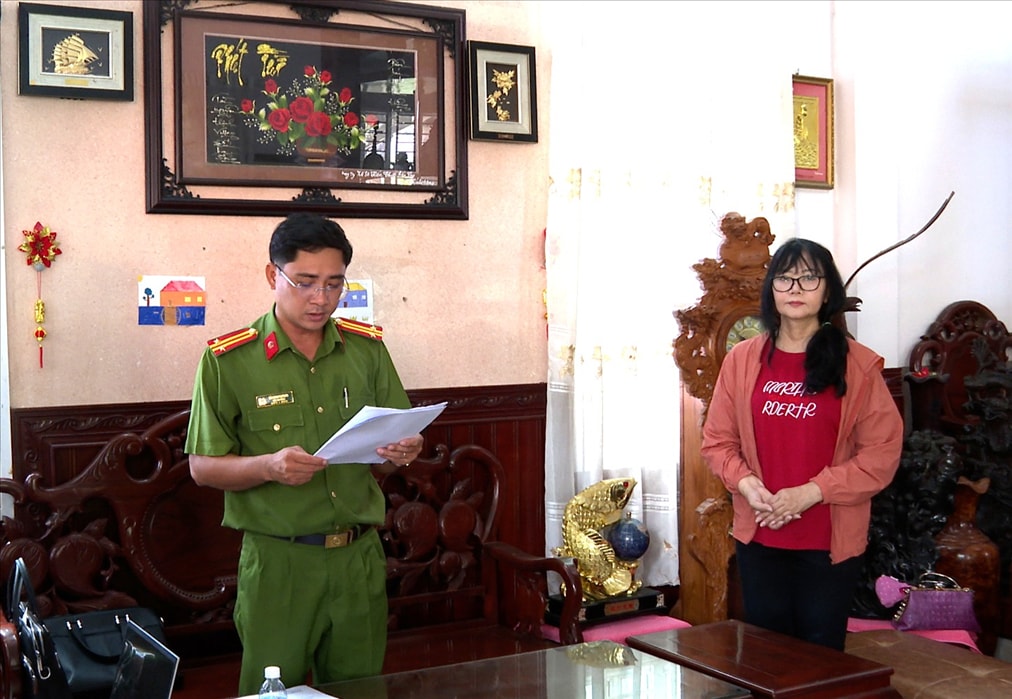 Cơ quan Cảnh sát điều tra Công an tỉnh Bạc Liêu tống đạt các quyết định và lệnh đối với Nguyễn Ngọc Thúy