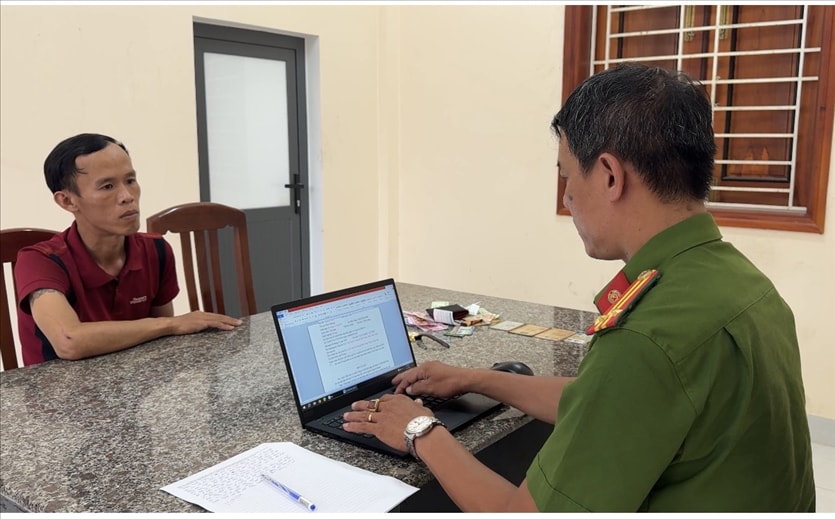 Đối tượng Phạm Tấn tại cơ quan Công an.