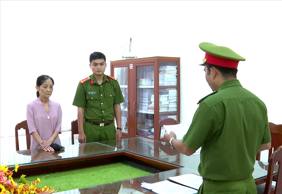 Cơ quan Cảnh sát điều tra Công an tỉnh Bạc Liêu tống đạt các quyết định và lệnh đối với Trần Thị Kiều Oanh.
