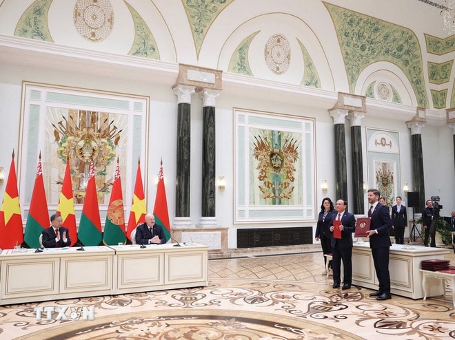 Tổng Bí thư Tô Lâm và Tổng thống Belarus Aleksandr Lukashenko chứng kiến Lễ trao Biên bản Thoả thuận hợp tác giữa Đài tiếng nói Việt Nam và Đài Phát thanh Truyền hình quốc gia Belarus. (Ảnh: Thống Nhất/TTXVN) ttxvn-tong-bi-thu-to-lam-va-tong-thong-belarus-chung-kien-le-trao-cac-thoa-thuan-hop-tac-8027688-5.jpg