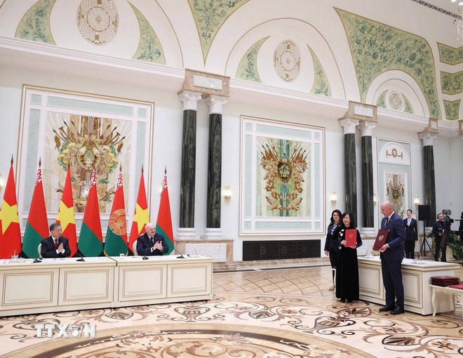 Tổng Bí thư Tô Lâm và Tổng thống Belarus Aleksandr Lukashenko chứng kiến Lễ trao Bản ghi nhớ hợp tác giữa Bộ Y tế Việt Nam và Bộ Y tế Belarus trong lĩnh vực dược phẩm.(Ảnh: Thống Nhất/TTXVN) ttxvn-tong-bi-thu-to-lam-va-tong-thong-belarus-chung-kien-le-trao-cac-thoa-thuan-hop-tac-8027688-4.jpg
