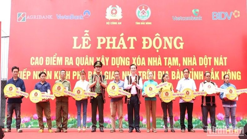 Bộ Công an trao 30 tỷ đồng hỗ trợ Đắk Nông xóa nhà tạm, nhà dột nát ảnh 1