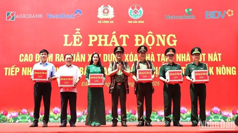 Bộ Công an trao 30 tỷ đồng hỗ trợ Đắk Nông xóa nhà tạm, nhà dột nát ảnh 2