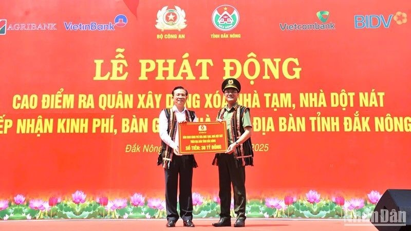 Thứ trưởng Công an Phạm Thế Tùng bàn giao số tiền 30 tỷ đồng để tỉnh Đắk Nông xóa nhà tạm, nhà dột nát cho nhân dân trong tỉnh.