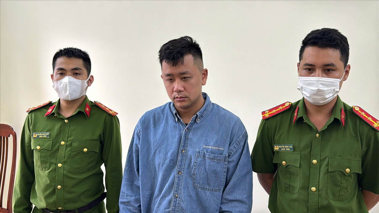 Đối tượng Phạm Duy Tuấn Đạt tại cơ quan Công an.