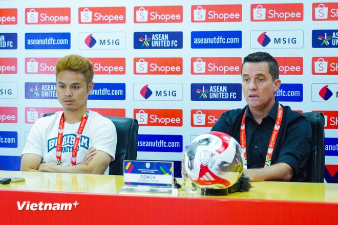 Huấn luyện viên trưởng của Buriram, ông Osmar Loss Vieira (phải) và đội trưởng Theerathon Bunmathan tham gia buổi họp báo trước trận chung kết lượt đi. (Ảnh: Việt Anh/Vietnam+) vnp-brr.jpg