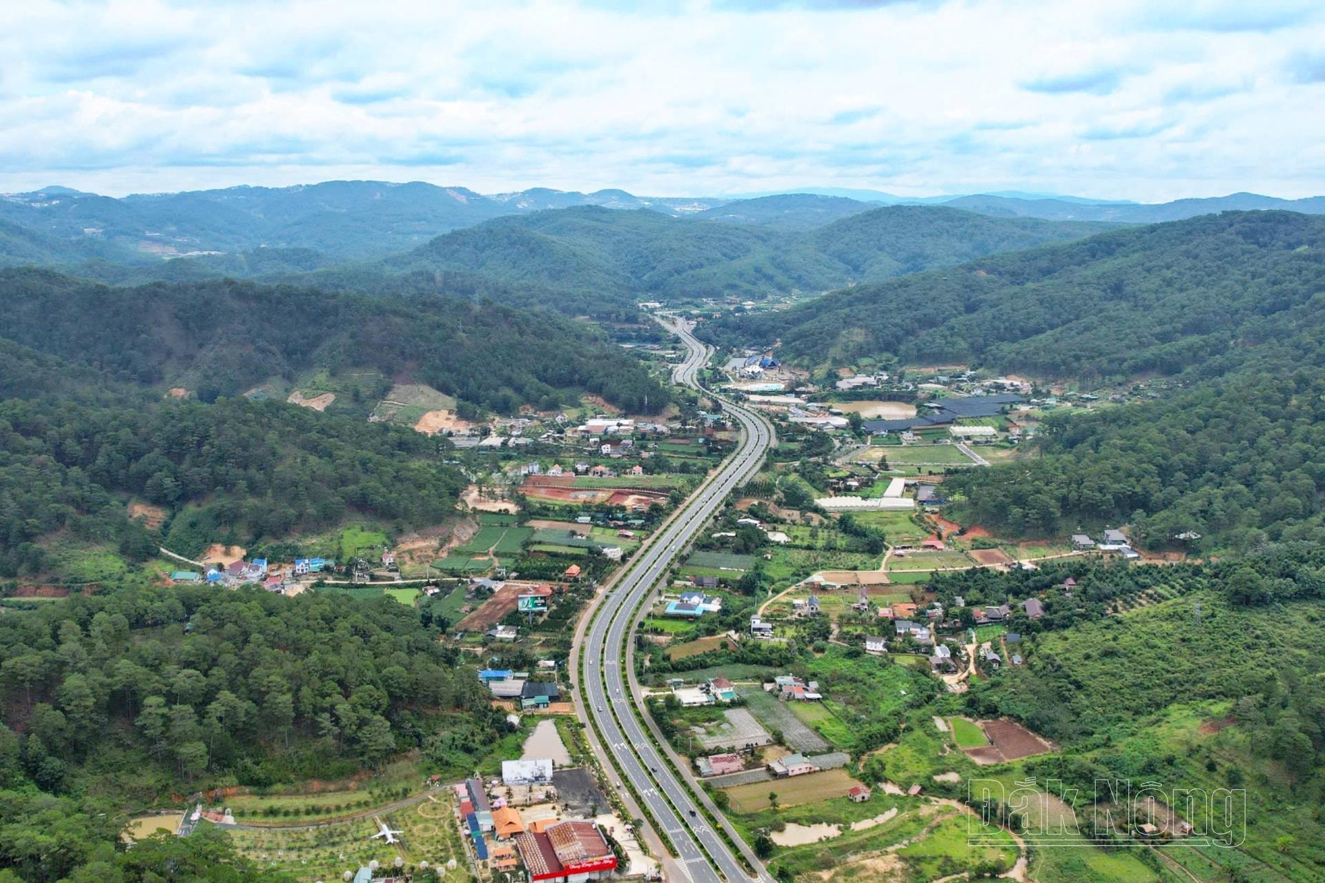 anh-6-cao-toc-da-lat-lien-khuong-3c8bb26ff4ad9503a64219cb67877b76(1).jpg