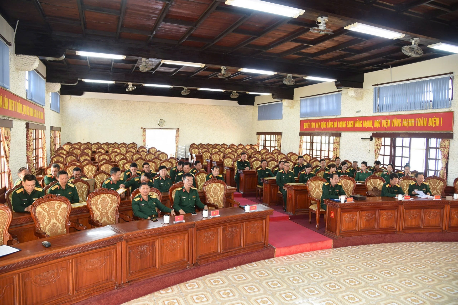 Đại biểu tham dự buổi gặp mặt, biểu dương 