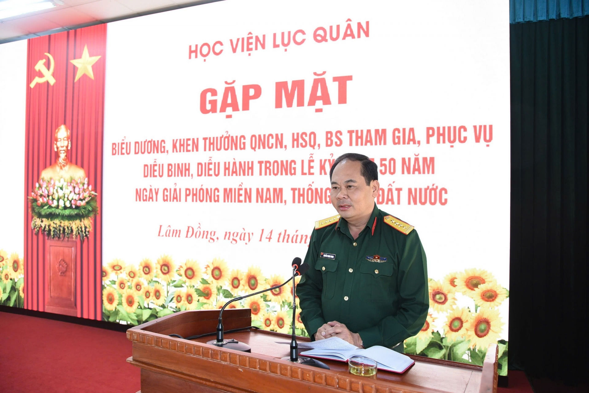  Đại tá Nguyễn Thanh Phong - Phó Chính ủy Học viện Lục quân phát biểu tại buổi gặp mặt 