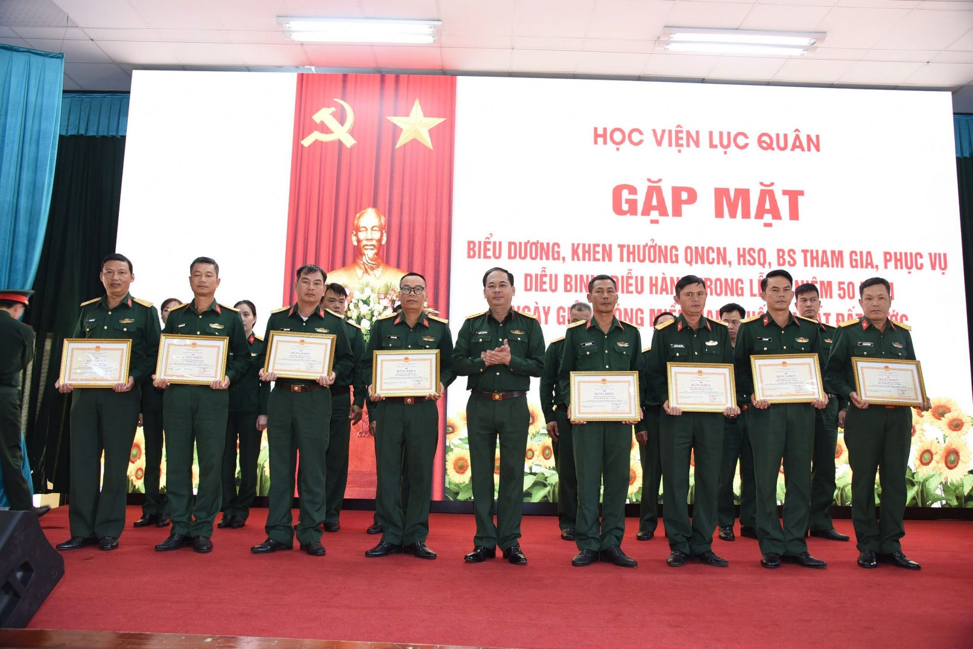  Khen thưởng các cán bộ, chiến sĩ tham gia diễu binh, diễu hành 