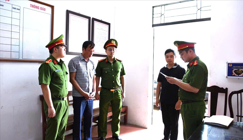 Cơ quan Cảnh sát điều tra Công an tỉnh Phú Thọ thi hành lệnh đối với Văn Mạnh Thắng, Chủ tịch Ủy ban nhân dân xã Thạch Khoán, huyện Thanh Sơn.