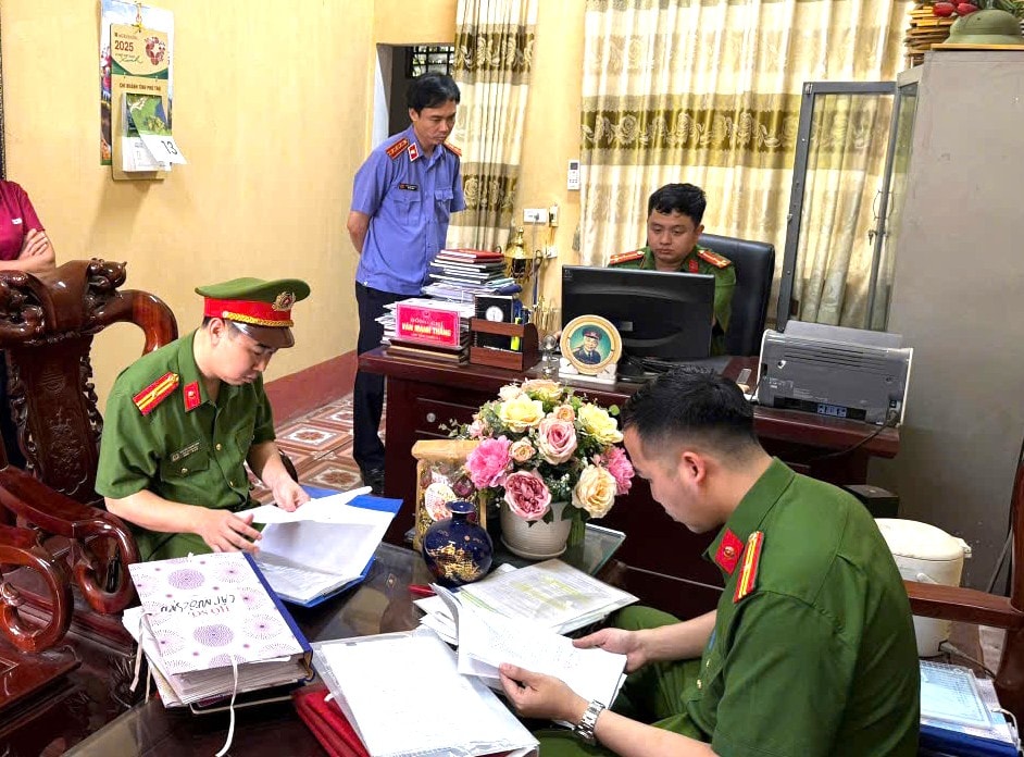 Cơ quan Cảnh sát điều tra Công an tỉnh Phú Thọ thi hành lệnh khám xét khẩn cấp nơi làm việc của đối tượng Văn Mạnh Thắng.