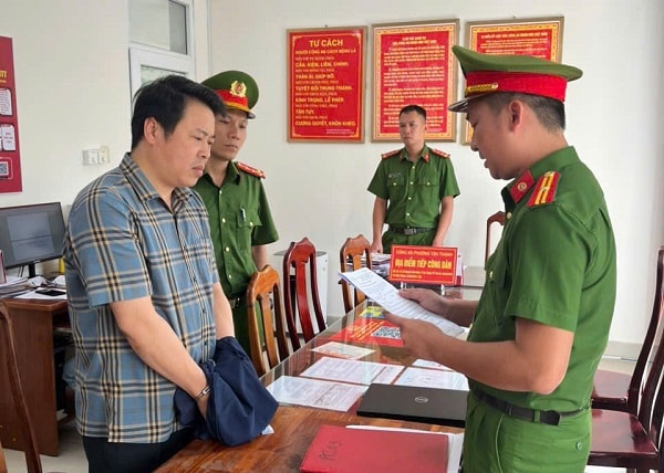 Cơ quan Cảnh sát điều tra Công an tỉnh Quảng Nam tống đạt quyết định và lệnh đối với Trần Phú Hòa.