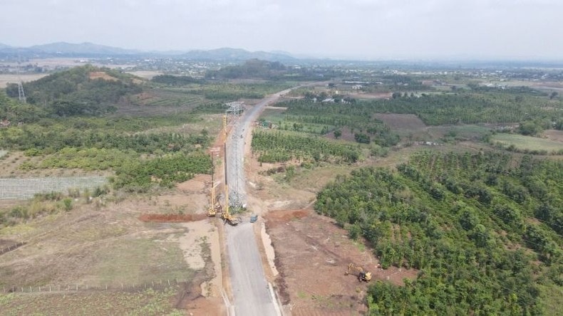 Di dời trụ điện cao thế 220 kV phục vụ thi công đường Hồ Chí Minh đoạn tránh phía đông thành phố Buôn Ma Thuột ảnh 5