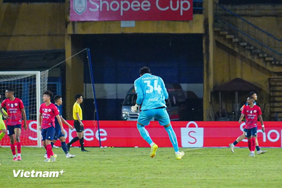 Khi trận đấu chỉ còn khoảng 10 phút, Buriram United một lần nữa gỡ hòa với bàn thắng của Peter Žulj. (Ảnh: Việt Anh/Vietnam+)