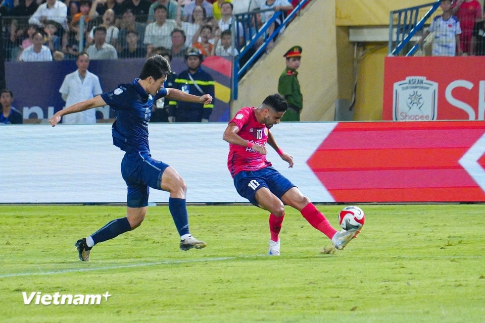 Những pha leo biên tốc độ của Leo Artur (áo đỏ) gây nhiều khó khăn cho hàng thủ của đội khách. (Ảnh: Việt Anh/Vietnam+)