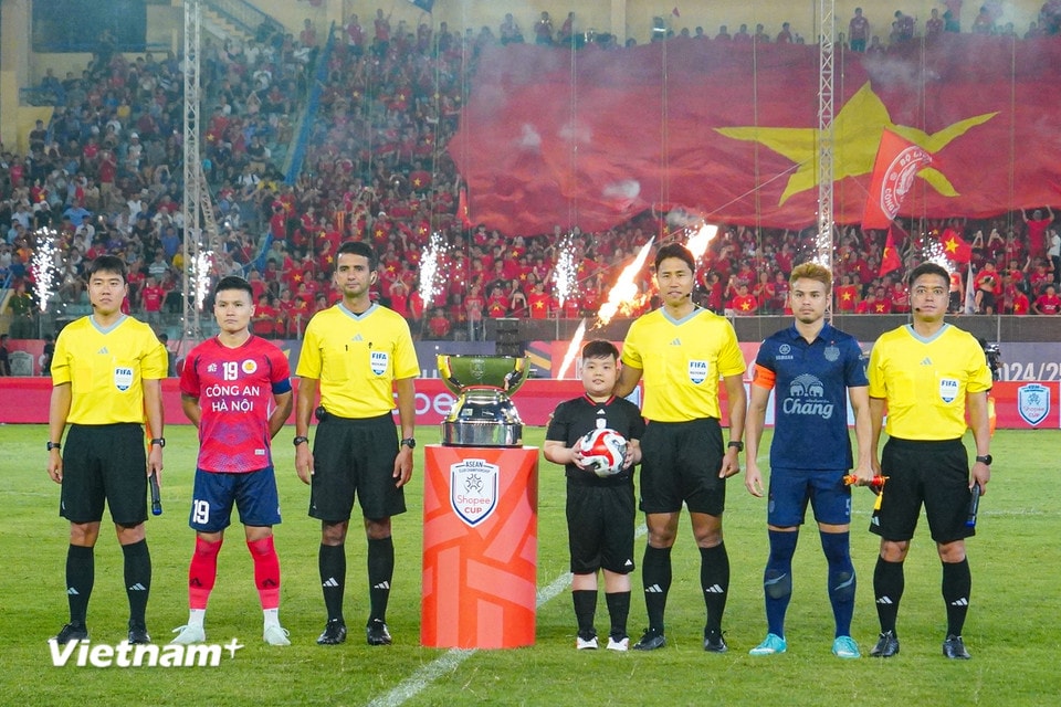 Tối 14/5, chủ nhà Công an Hà Nội (áo đỏ) tiếp đón đối thủ Buriram United (Thái Lan) trong trận chung kết lượt đi Shopee Cup 2024-2025 trên sân Hàng Đẫy (Hà Nội). (Ảnh: Việt Anh/Vietnam+)