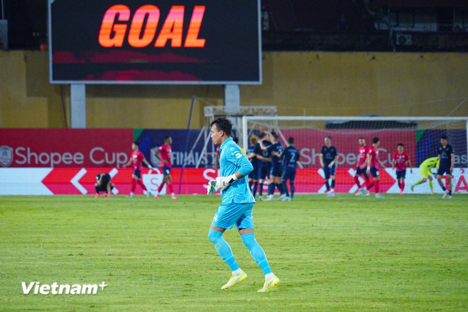 Chỉ 10 phút sau, đại diện Thái Lan tìm được bàn gỡ hòa 1-1 với pha lập công của Curtis Good. (Ảnh: Việt Anh/Vietnam+)