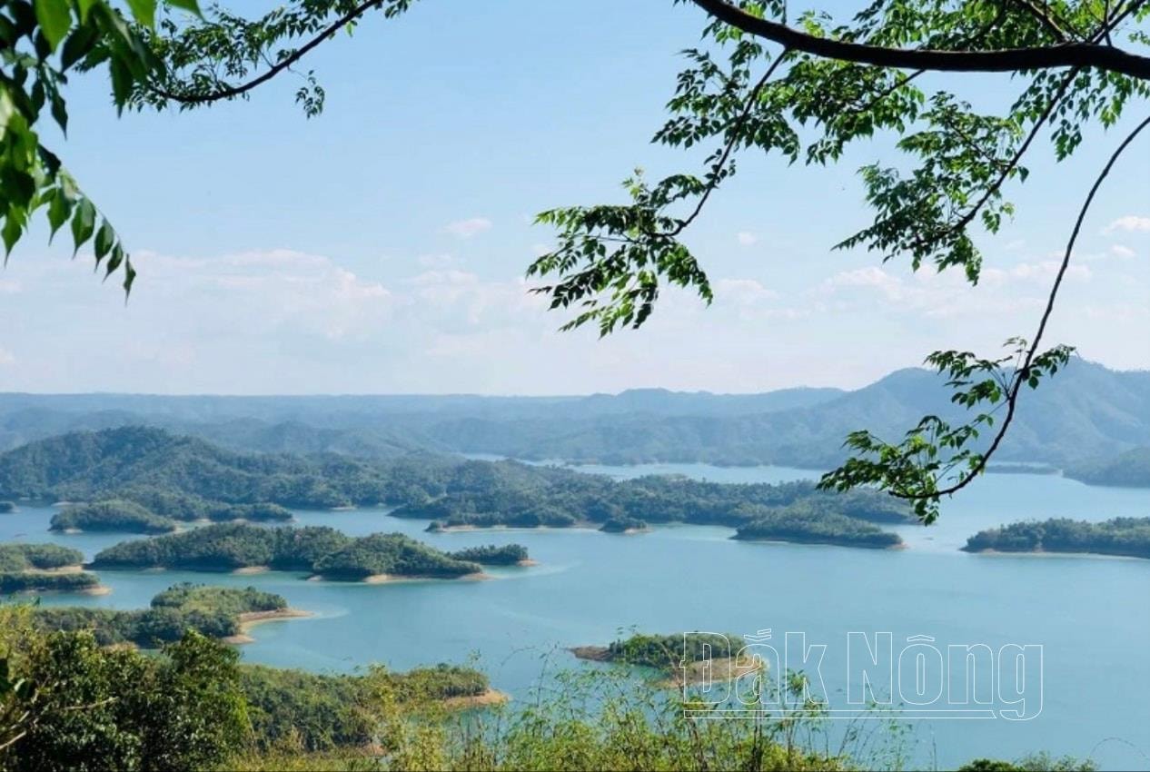 Hồ Tà Đùng, xã Đắk Som, huyện Đắk Glong (Đắk Nông) được ví như Hạ long trên đại ngàn Tây Nguyên