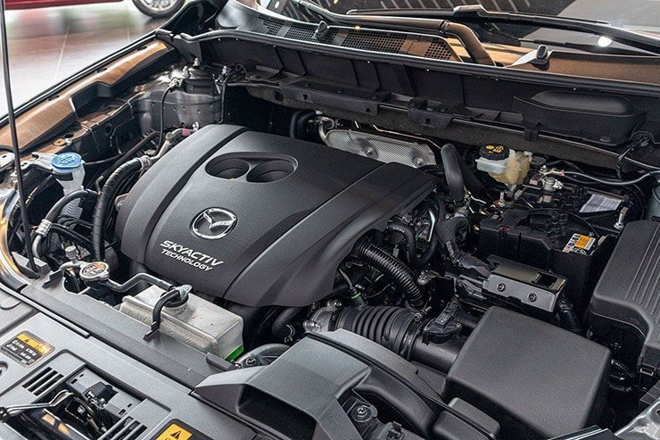 Động cơ mạnh mẽ, tiết kiệm nhiên liệu. Ảnh: ST gia-xe-mazda-cx-8-niem-yet-va-lan-banh-thang-5-2025-16-1747128554-275-width740height493.jpg